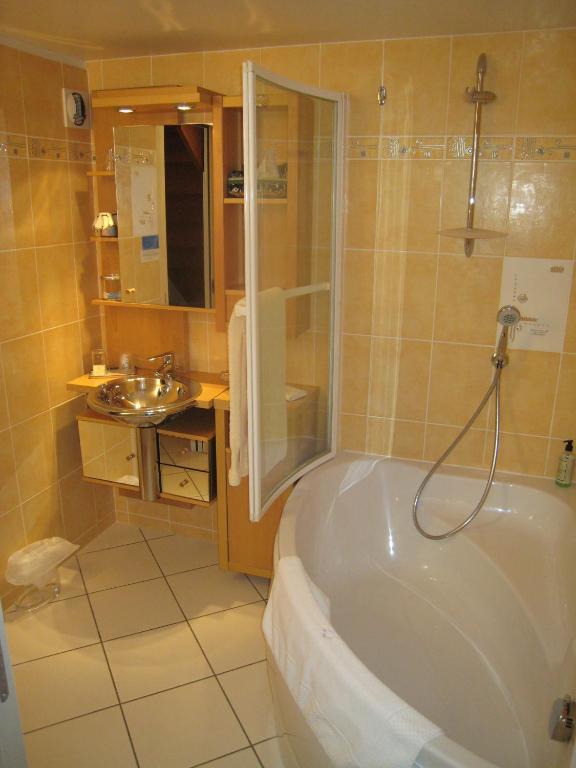 Hotel Le Manoir Aux Vaches Yvetot Exteriör bild