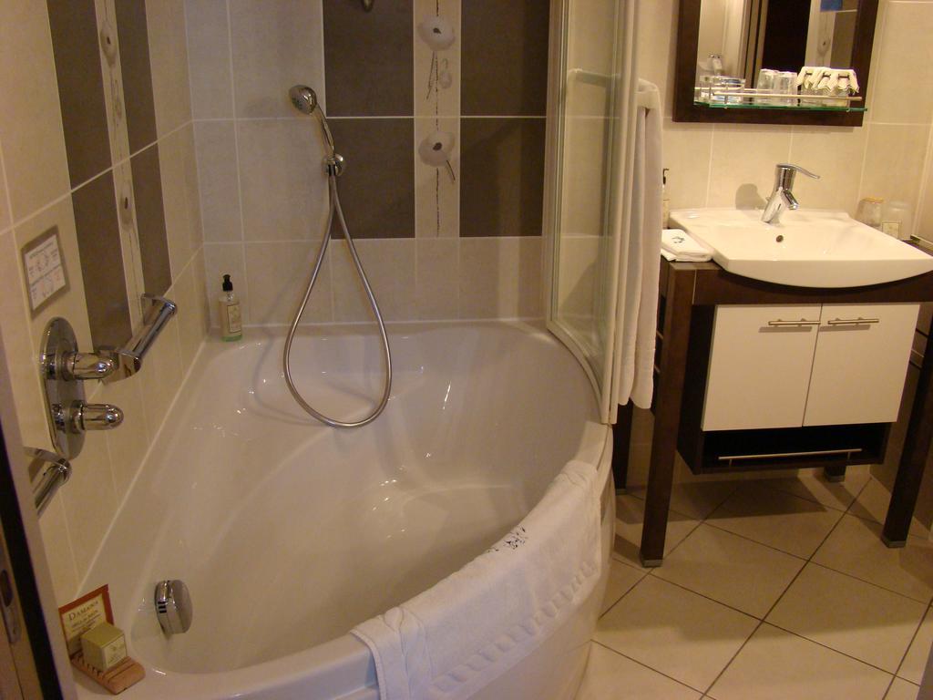 Hotel Le Manoir Aux Vaches Yvetot Exteriör bild